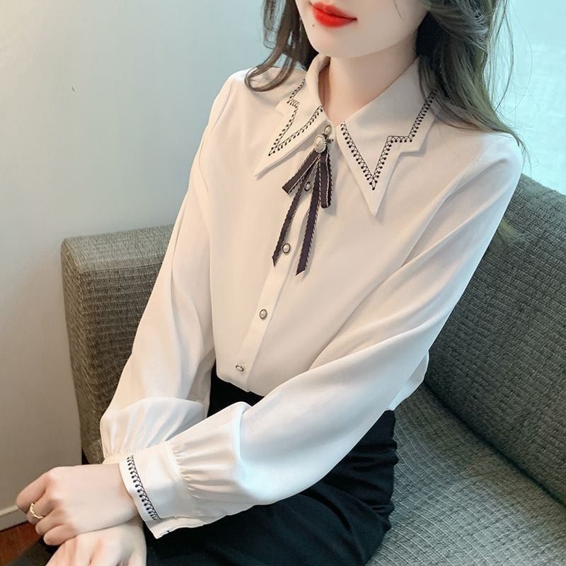 Szatén anyagú ing illatos felhőszálak díszítéssel, polo gallér, hosszú ujjú, gombos zárás egy sorban, normál hossz