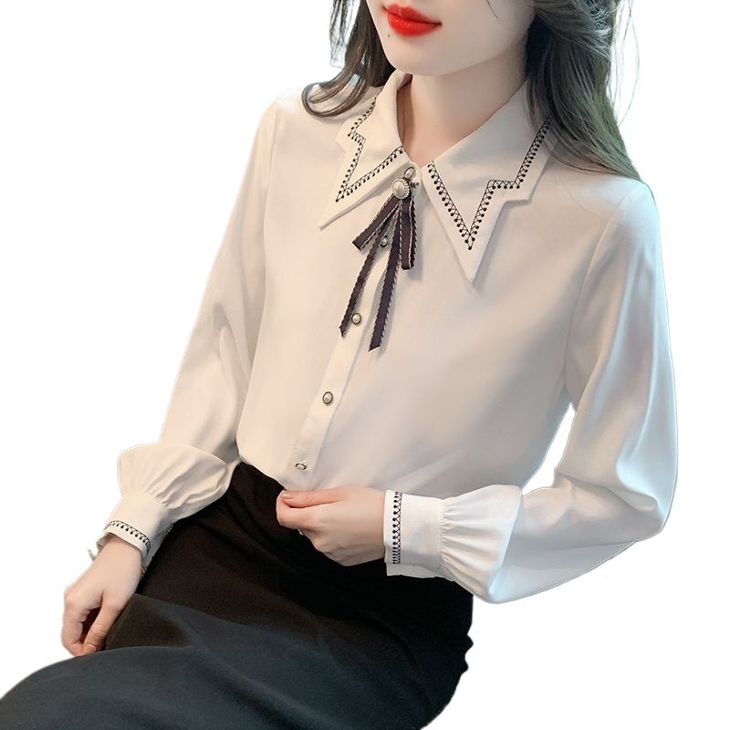 Szatén anyagú ing illatos felhőszálak díszítéssel, polo gallér, hosszú ujjú, gombos zárás egy sorban, normál hossz