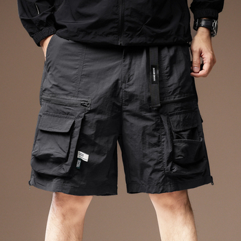 Férfi nylon cargo rövidnadrág – lazán szabott, több zsebbel, térd alá érő hossz, nyárias stílus