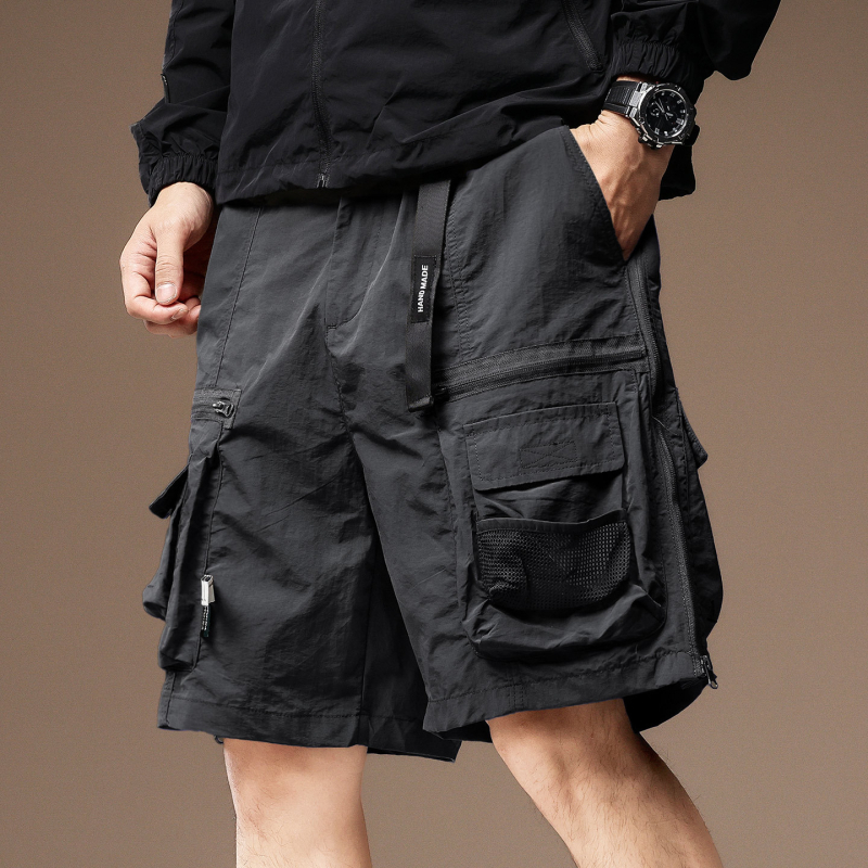 Férfi nylon cargo rövidnadrág – lazán szabott, több zsebbel, térd alá érő hossz, nyárias stílus
