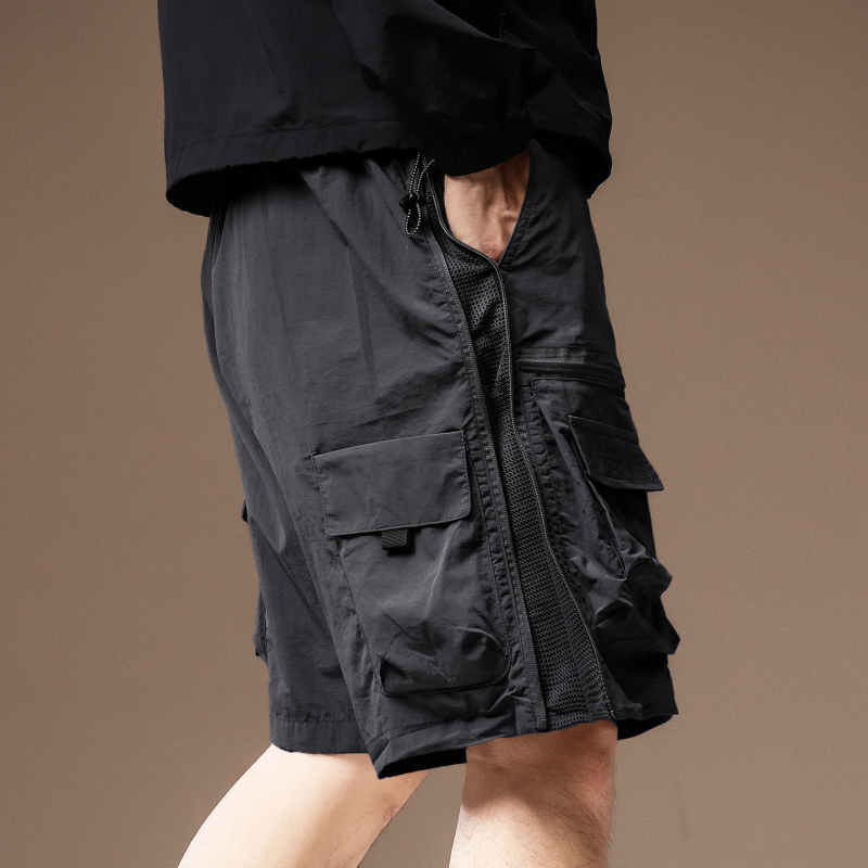 Férfi nylon cargo rövidnadrág – lazán szabott, több zsebbel, térd alá érő hossz, nyárias stílus