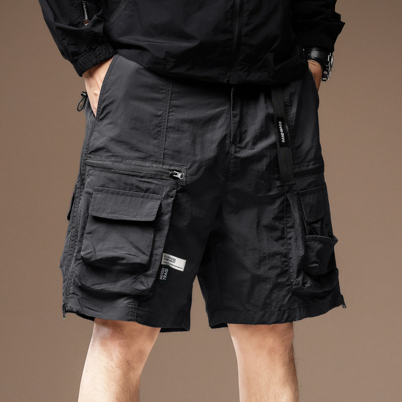 Férfi nylon cargo rövidnadrág – lazán szabott, több zsebbel, térd alá érő hossz, nyárias stílus