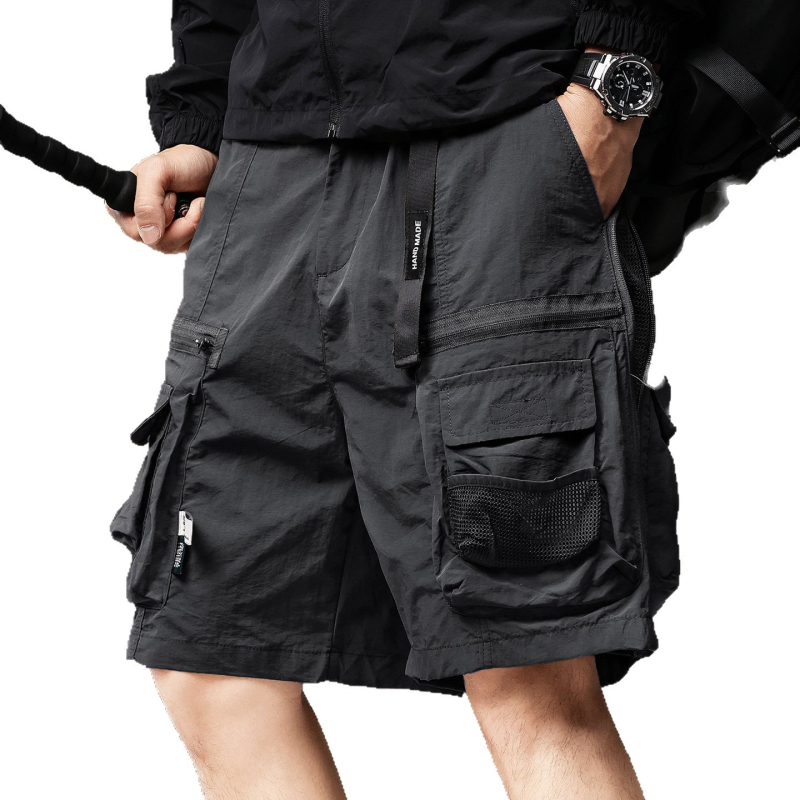 Férfi nylon cargo rövidnadrág – lazán szabott, több zsebbel, térd alá érő hossz, nyárias stílus