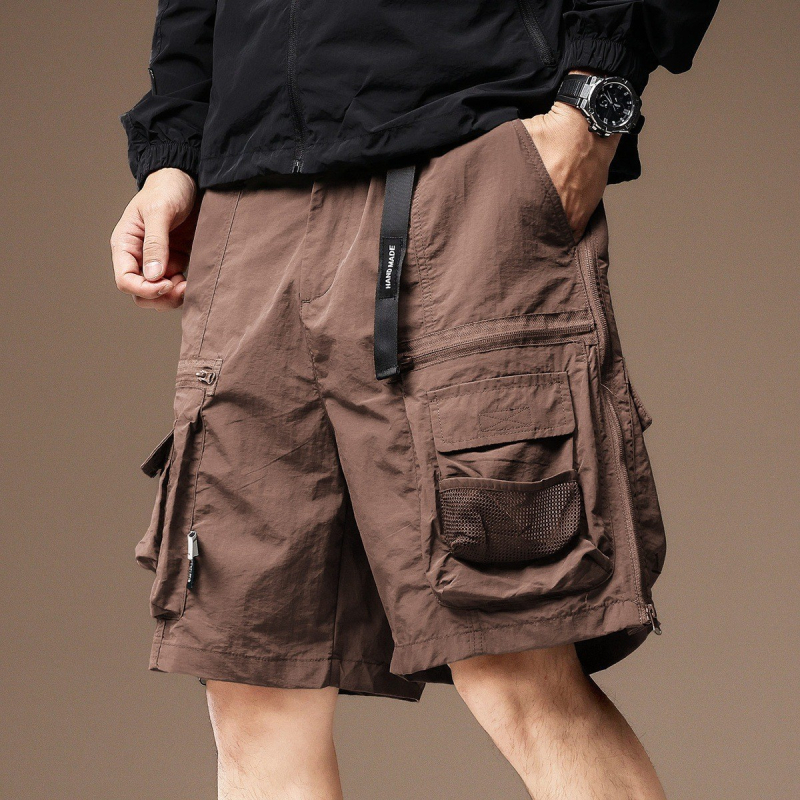 Férfi nylon cargo rövidnadrág – lazán szabott, több zsebbel, térd alá érő hossz, nyárias stílus