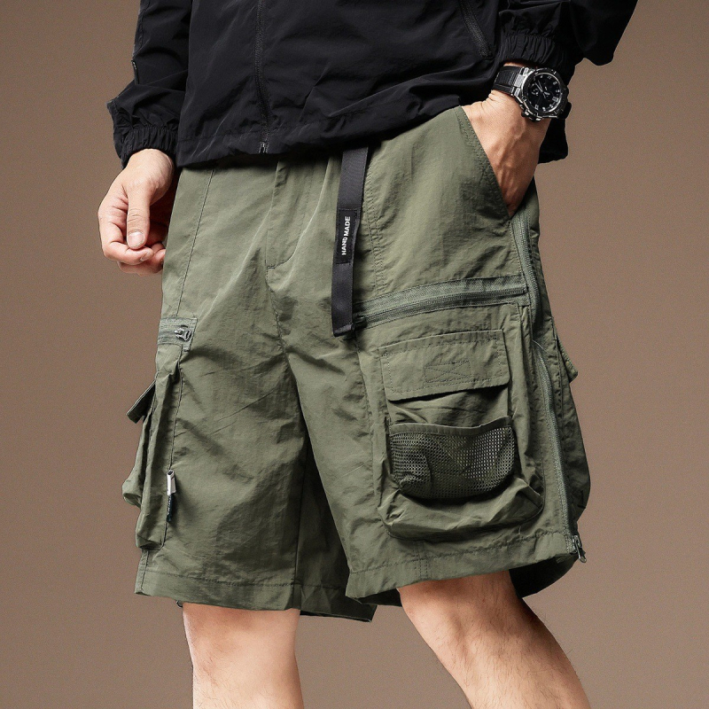 Férfi nylon cargo rövidnadrág – lazán szabott, több zsebbel, térd alá érő hossz, nyárias stílus