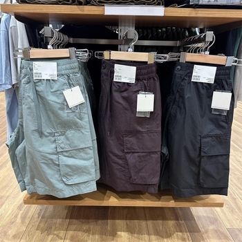 Férfiak lazán szabott munkaruha rövidnadrág és nadrág, egyenes szabás, nyár 2025