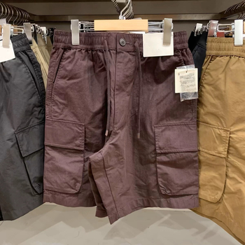 Férfiak lazán szabott munkaruha rövidnadrág és nadrág, egyenes szabás, nyár 2025