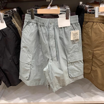 Férfiak lazán szabott munkaruha rövidnadrág és nadrág, egyenes szabás, nyár 2025