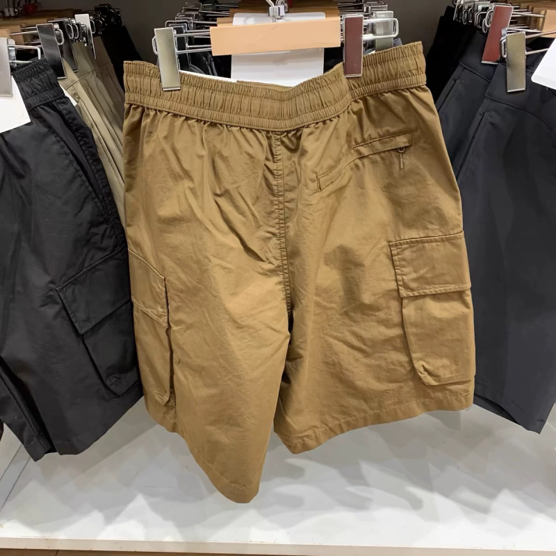 Férfiak lazán szabott munkaruha rövidnadrág és nadrág, egyenes szabás, nyár 2025