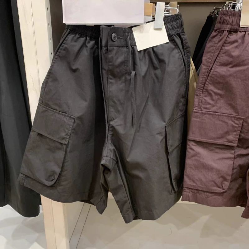 Férfiak lazán szabott munkaruha rövidnadrág és nadrág, egyenes szabás, nyár 2025