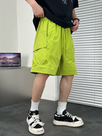 Férfi kültéri hasznos rövidnadrág — laza fazon, öt zseb, húzózsinór a derekon; poliészter anyag, 100% poliészter; nyári modell