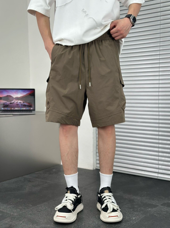 Férfi kültéri hasznos rövidnadrág — laza fazon, öt zseb, húzózsinór a derekon; poliészter anyag, 100% poliészter; nyári modell