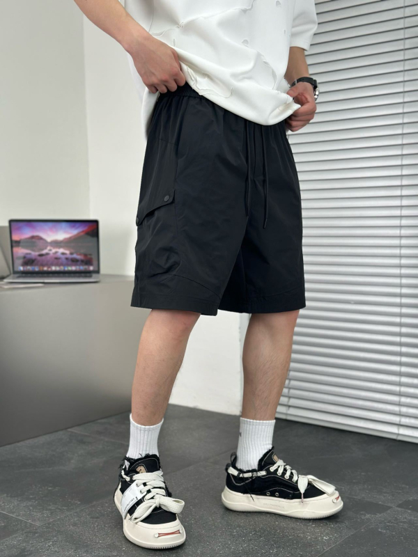 Férfi kültéri hasznos rövidnadrág — laza fazon, öt zseb, húzózsinór a derekon; poliészter anyag, 100% poliészter; nyári modell