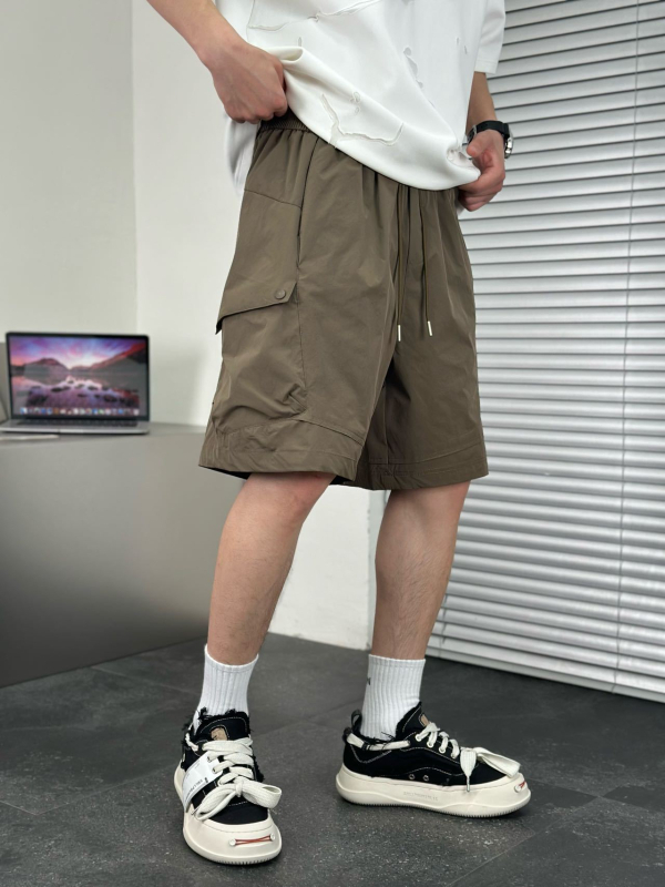 Férfi kültéri hasznos rövidnadrág — laza fazon, öt zseb, húzózsinór a derekon; poliészter anyag, 100% poliészter; nyári modell
