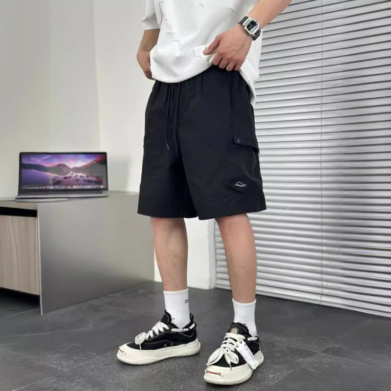 Férfi kültéri hasznos rövidnadrág — laza fazon, öt zseb, húzózsinór a derekon; poliészter anyag, 100% poliészter; nyári modell