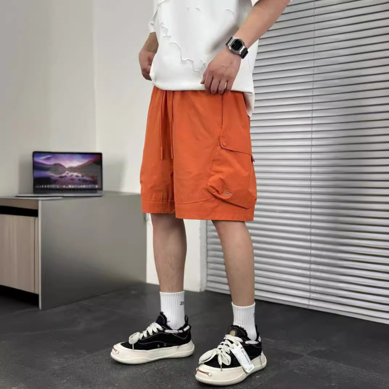 Férfi kültéri hasznos rövidnadrág — laza fazon, öt zseb, húzózsinór a derekon; poliészter anyag, 100% poliészter; nyári modell