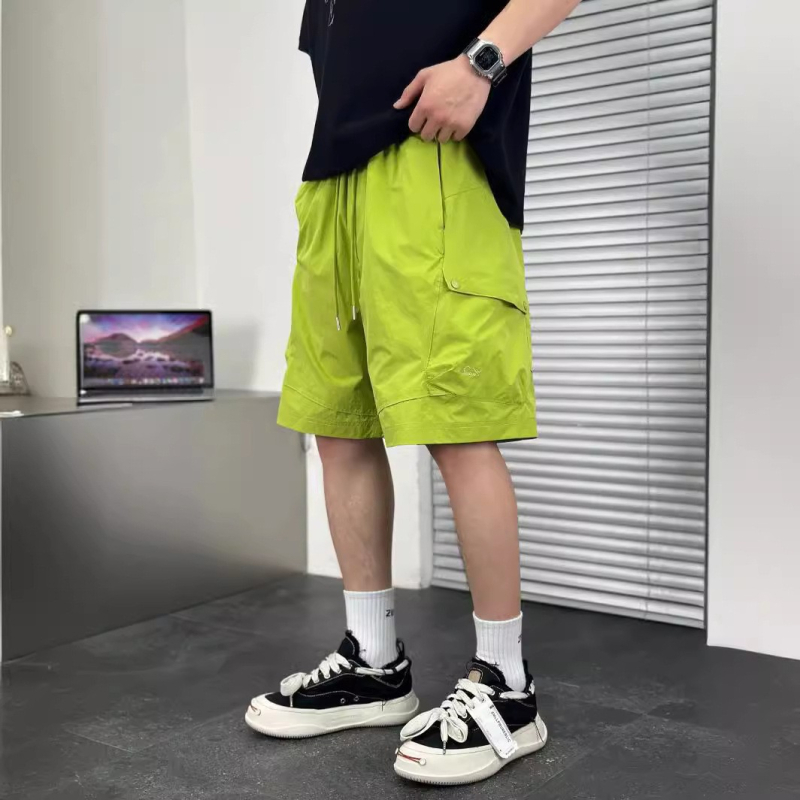 Férfi kültéri hasznos rövidnadrág — laza fazon, öt zseb, húzózsinór a derekon; poliészter anyag, 100% poliészter; nyári modell