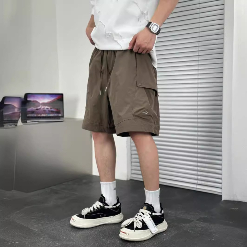 Férfi kültéri hasznos rövidnadrág — laza fazon, öt zseb, húzózsinór a derekon; poliészter anyag, 100% poliészter; nyári modell