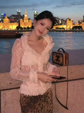 Női kardigán-top gyöngy virág brooch-szal, csipke sifon geometriai minta, karcsú szabás (Poliészter 70-80% / Elasztán 50-70%; Geometriai minta; V-nyak; Karcsú szabás)