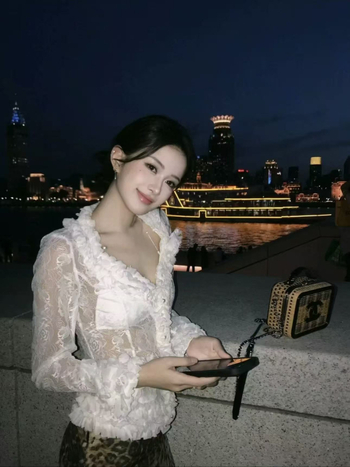 Női kardigán-top gyöngy virág brooch-szal, csipke sifon geometriai minta, karcsú szabás (Poliészter 70-80% / Elasztán 50-70%; Geometriai minta; V-nyak; Karcsú szabás)