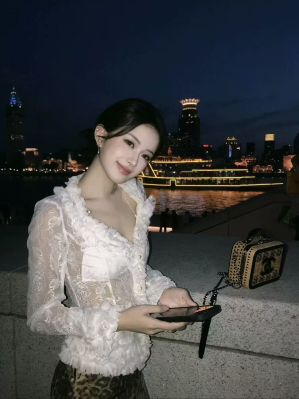 Női kardigán-top gyöngy virág brooch-szal, csipke sifon geometriai minta, karcsú szabás (Poliészter 70-80% / Elasztán 50-70%; Geometriai minta; V-nyak; Karcsú szabás)