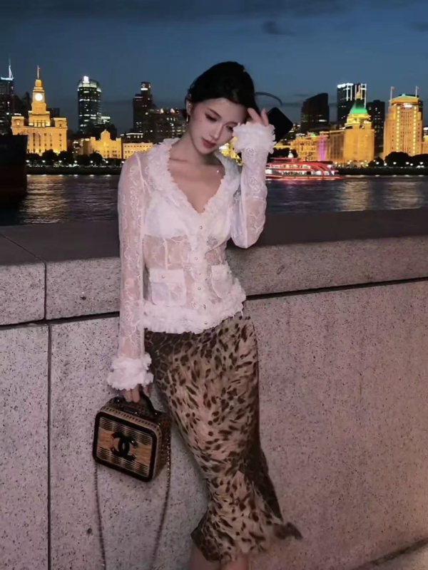 Női kardigán-top gyöngy virág brooch-szal, csipke sifon geometriai minta, karcsú szabás (Poliészter 70-80% / Elasztán 50-70%; Geometriai minta; V-nyak; Karcsú szabás)