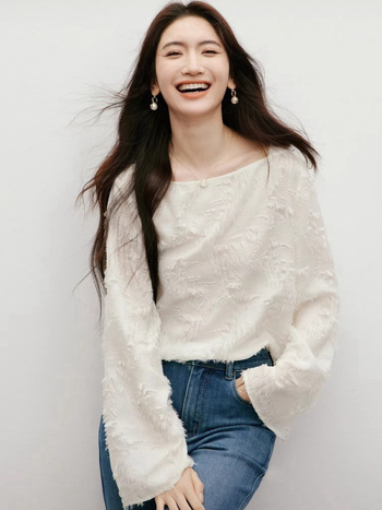 Szifon anyagú felső, hajónyakú gallér, hosszú ujjú, laza szabás, poliészter 95%+