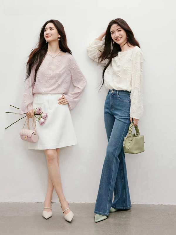 Szifon anyagú felső, hajónyakú gallér, hosszú ujjú, laza szabás, poliészter 95%+