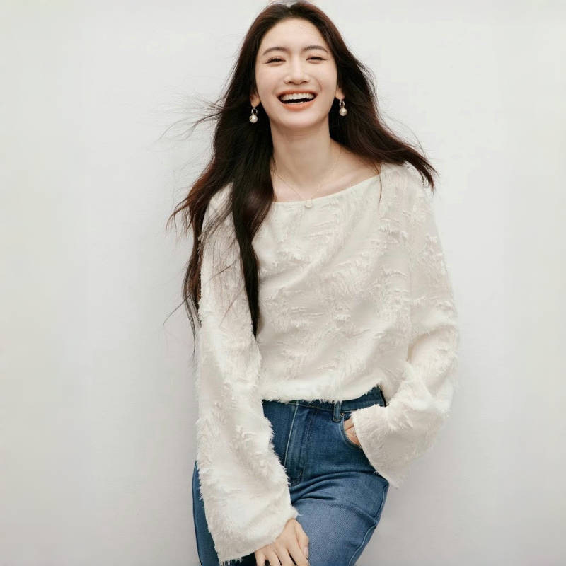 Szifon anyagú felső, hajónyakú gallér, hosszú ujjú, laza szabás, poliészter 95%+