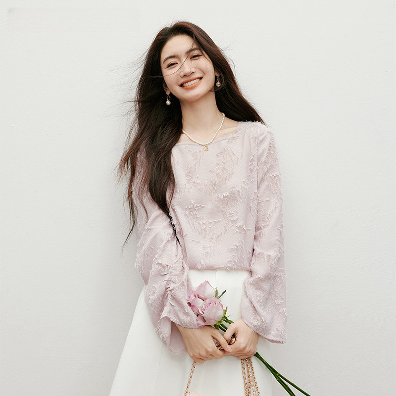 Szifon anyagú felső, hajónyakú gallér, hosszú ujjú, laza szabás, poliészter 95%+