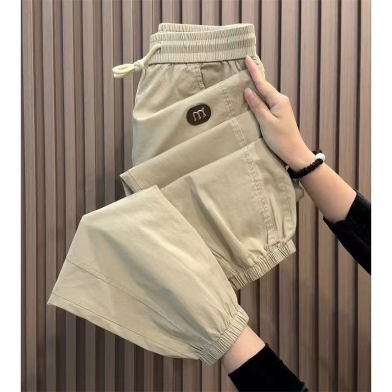 Gutai muške slim-fit sport hlače cargo, duljina 9/10, srednji porast, vezanje špagom, tanko platno, ukrasne džepove