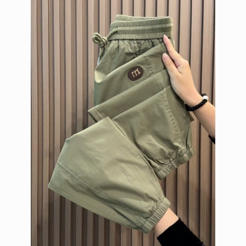 Gutai muške slim-fit sport hlače cargo, duljina 9/10, srednji porast, vezanje špagom, tanko platno, ukrasne džepove