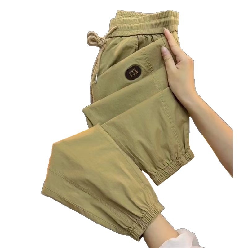 Gutai muške slim-fit sport hlače cargo, duljina 9/10, srednji porast, vezanje špagom, tanko platno, ukrasne džepove