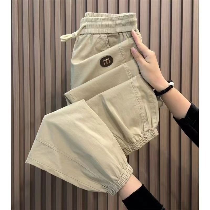 Gutai muške slim-fit sport hlače cargo, duljina 9/10, srednji porast, vezanje špagom, tanko platno, ukrasne džepove
