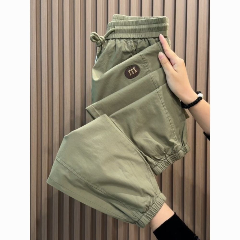 Gutai muške slim-fit sport hlače cargo, duljina 9/10, srednji porast, vezanje špagom, tanko platno, ukrasne džepove
