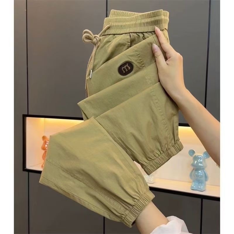 Gutai muške slim-fit sport hlače cargo, duljina 9/10, srednji porast, vezanje špagom, tanko platno, ukrasne džepove