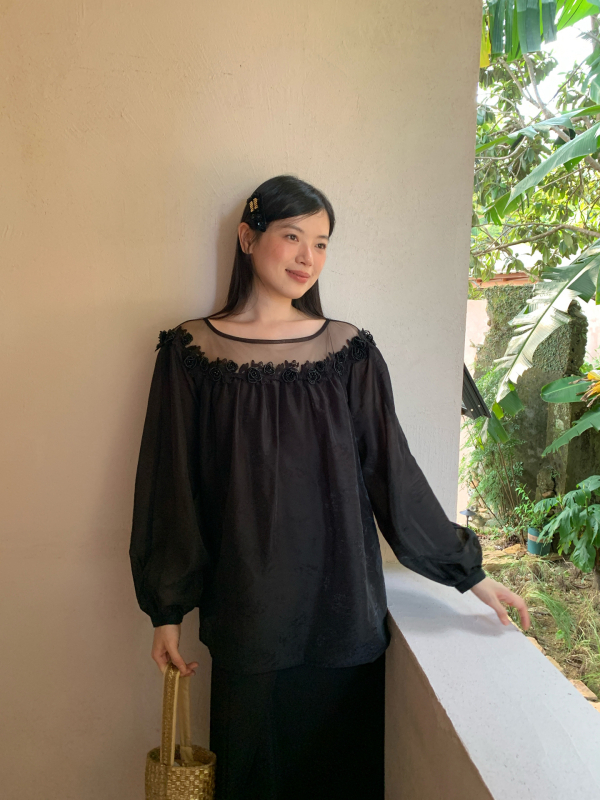 Blúz kapucnival és francia stílusban | poliészter anyag | paneles patchwork kivitel | lazított szabás | hosszú ujjú | kerek nyak