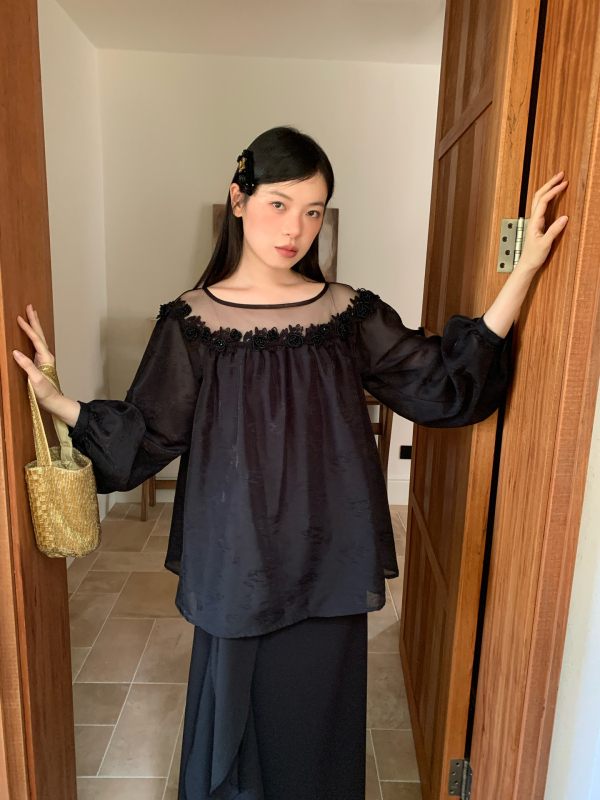 Blúz kapucnival és francia stílusban | poliészter anyag | paneles patchwork kivitel | lazított szabás | hosszú ujjú | kerek nyak