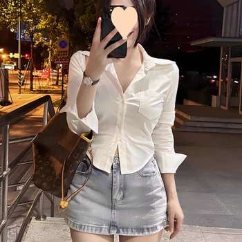 Álló galléros ing, fodros ujjakkal, absztrakt mintázat, modal szövet, elöl egy gombos zárás