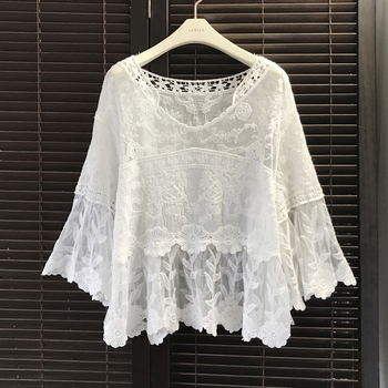 Csipkés blúz harang alakú ujjakkal, V-nyakú, virágos hímzés, rövid fazon, laza szabás