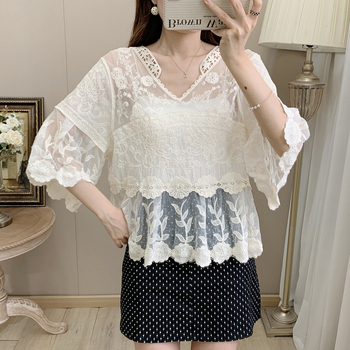 Csipkés blúz harang alakú ujjakkal, V-nyakú, virágos hímzés, rövid fazon, laza szabás