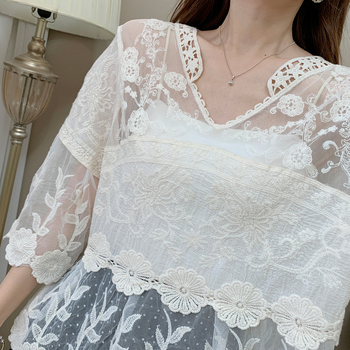 Csipkés blúz harang alakú ujjakkal, V-nyakú, virágos hímzés, rövid fazon, laza szabás