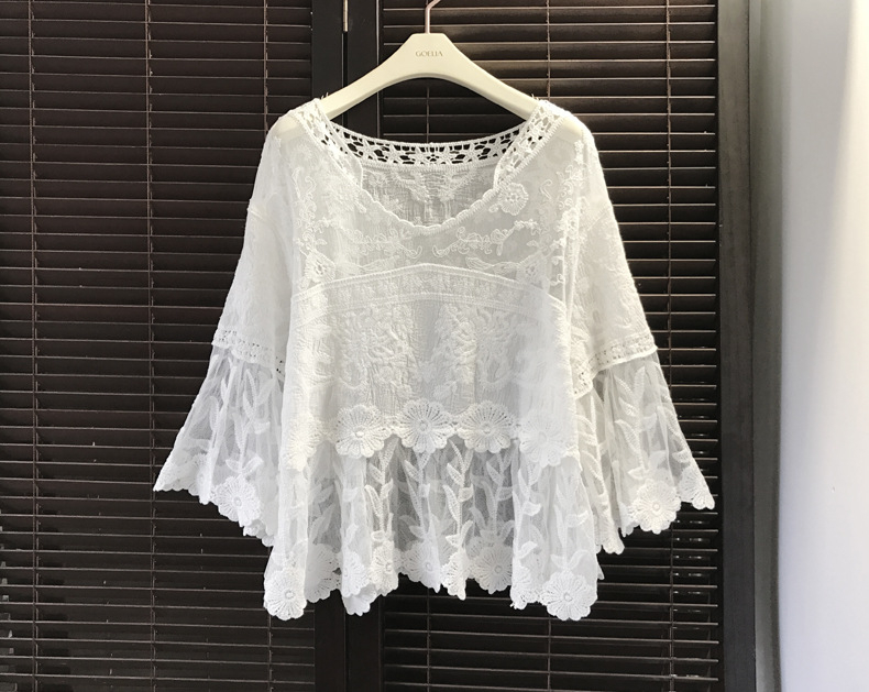 Csipkés blúz harang alakú ujjakkal, V-nyakú, virágos hímzés, rövid fazon, laza szabás