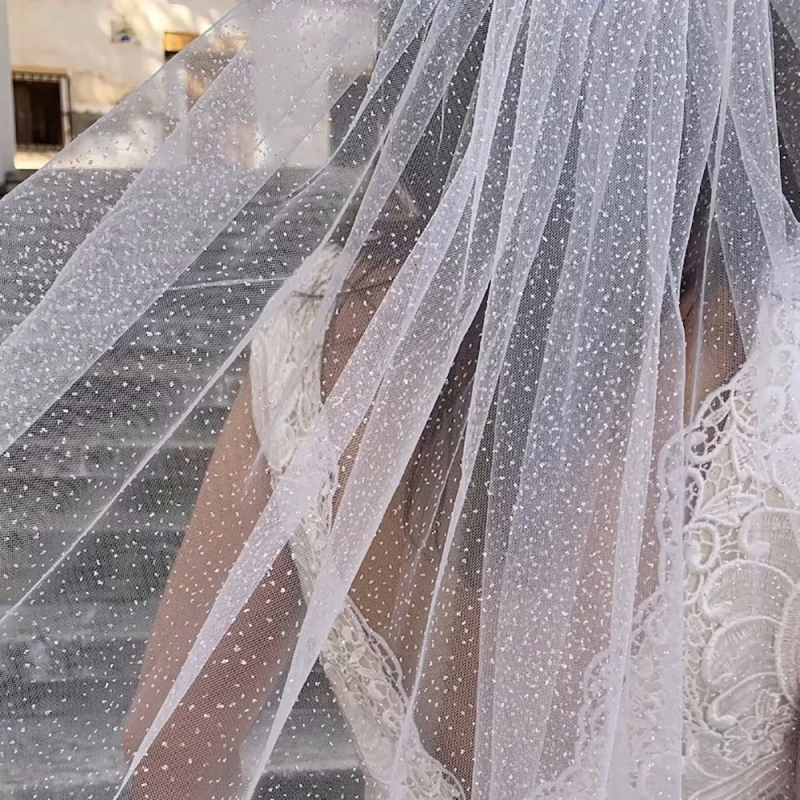 Menyasszonyi fátyol hajtűvel, egy rétegű, U-alakú stílus, poliészter