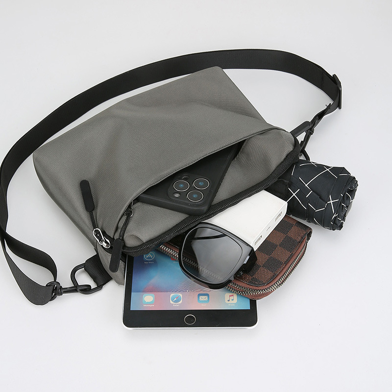 Geantă crossbody din nylon pentru bărbați, stil urban minimalist, rezistentă la uzură, capacitate pentru laptop de 8 inch