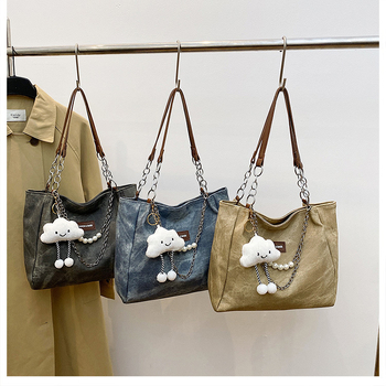 Τσάντα ώμου από PU δέρμα με επένδυση νάιλον, κλείσιμο με φερμουάρ, εσωτερικά τσεπάκια για κινητό και έγγραφα, 3D δομή, κάθετο τετράγωνο σχήμα, κυκλοφορία Χειμώνας 2024