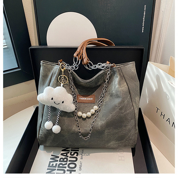 Τσάντα ώμου από PU δέρμα με επένδυση νάιλον, κλείσιμο με φερμουάρ, εσωτερικά τσεπάκια για κινητό και έγγραφα, 3D δομή, κάθετο τετράγωνο σχήμα, κυκλοφορία Χειμώνας 2024