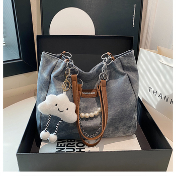 Τσάντα ώμου από PU δέρμα με επένδυση νάιλον, κλείσιμο με φερμουάρ, εσωτερικά τσεπάκια για κινητό και έγγραφα, 3D δομή, κάθετο τετράγωνο σχήμα, κυκλοφορία Χειμώνας 2024