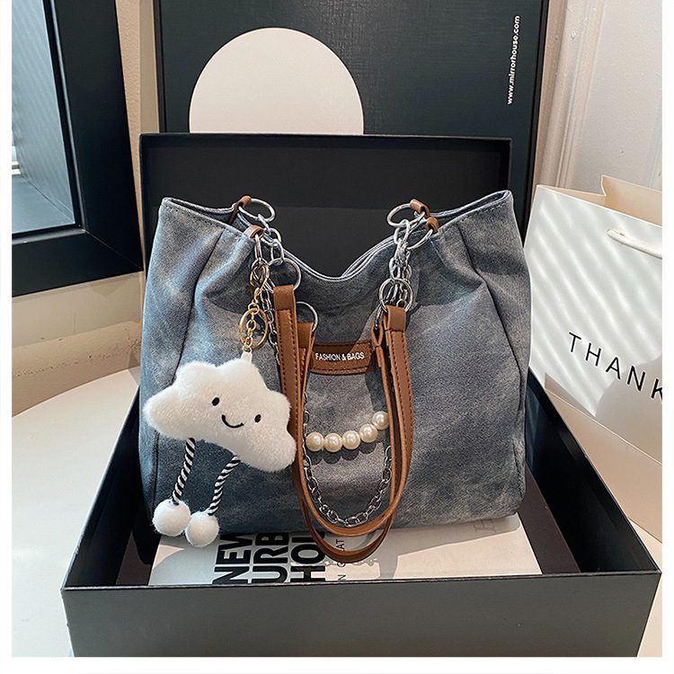 Τσάντα ώμου από PU δέρμα με επένδυση νάιλον, κλείσιμο με φερμουάρ, εσωτερικά τσεπάκια για κινητό και έγγραφα, 3D δομή, κάθετο τετράγωνο σχήμα, κυκλοφορία Χειμώνας 2024