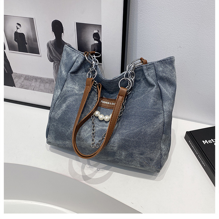 Τσάντα ώμου από PU δέρμα με επένδυση νάιλον, κλείσιμο με φερμουάρ, εσωτερικά τσεπάκια για κινητό και έγγραφα, 3D δομή, κάθετο τετράγωνο σχήμα, κυκλοφορία Χειμώνας 2024